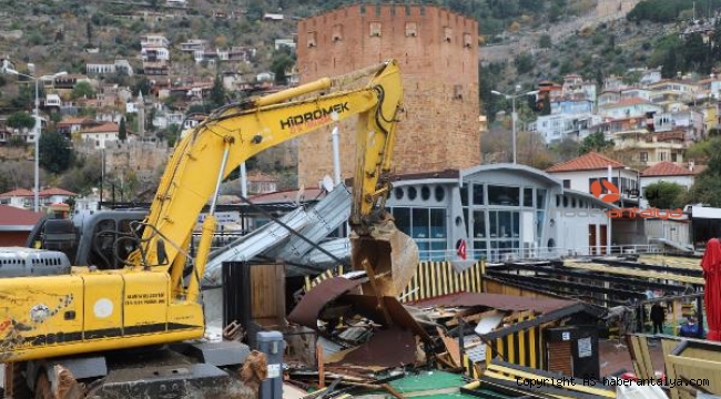 İskeledeki kaçak yapılar yıkıldı