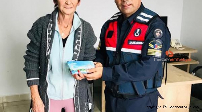 İsviçreli kadına, düşürdüğü para dolu cüzdanını jandarma ulaştırdı