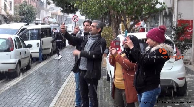 Kar yağışını gören cep telefonuna sarıldı
