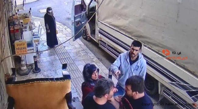 Koltuk döşemecisi ile nakliyecinin '50 lira' kavgası kamerada