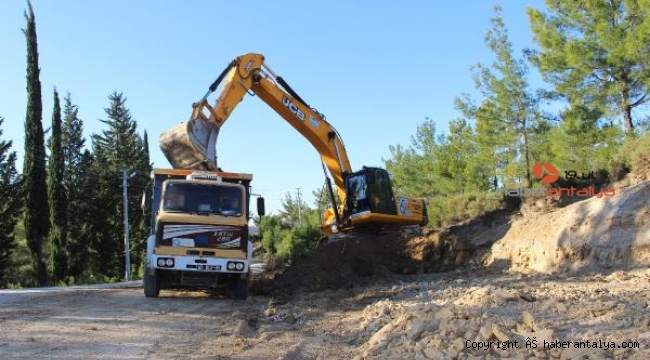 Manavgat'ta Aksaz yolu genişletiliyor