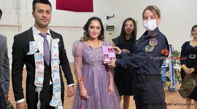 Nişanlanan çifte takıda KADES broşürü