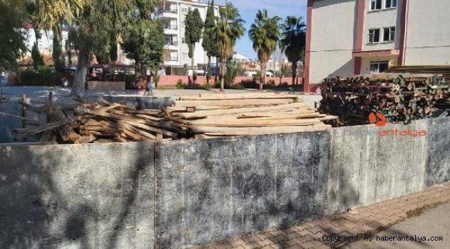 Okul bahçesindeki çivili kalıpların çevresi kapatıldı