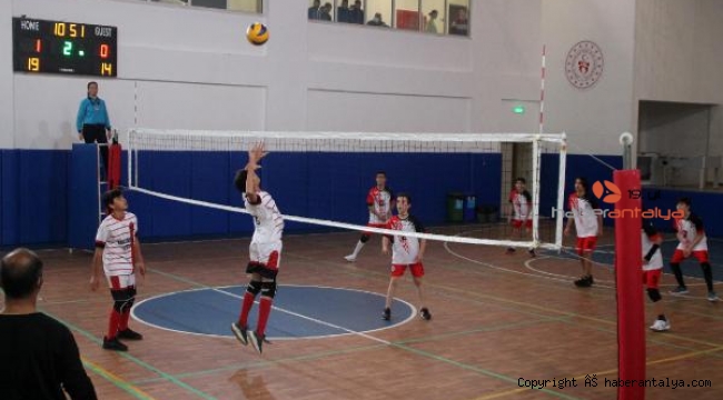 Ortaokullar arası voleybol turnuvası devam ediyor