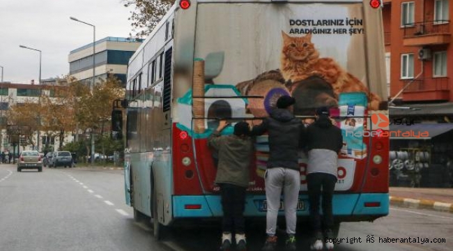 Patenli gençlerin otobüs arkasında tehlikeli yolculuğu