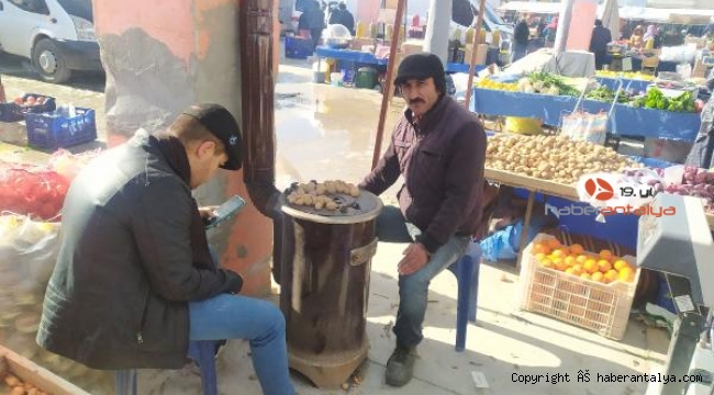 Pazar esnafı tezgah yanına soba kurdu