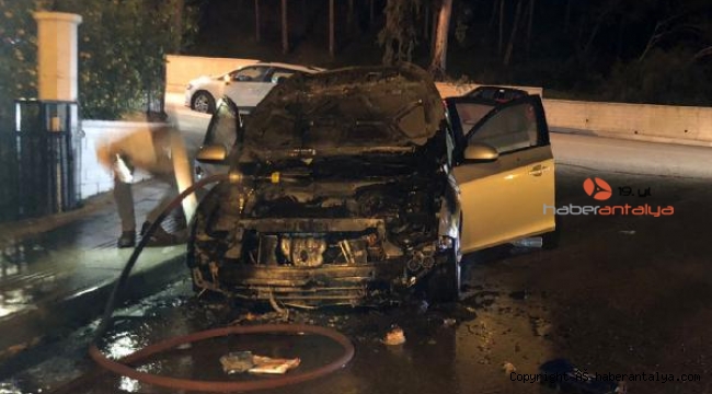 Serik'te park halindeki otomobil yandı