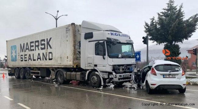 TIR ile çarpışan otomobildeki 3 öğretmen yaralandı