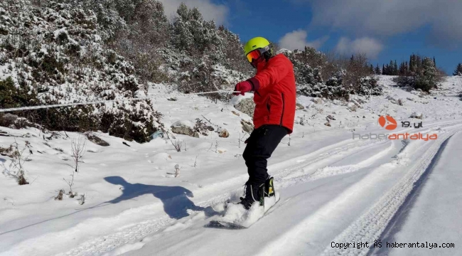 Turizmin gözdesi Kemer'de, bu kez snowboard keyfi