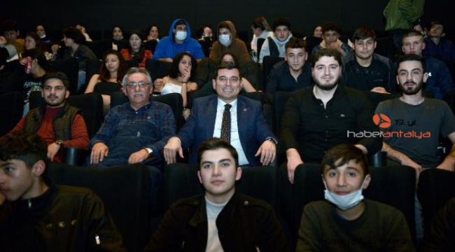 Tütüncü, liseli gençlerle film izledi