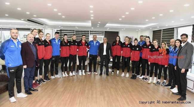 Uysal'dan Muratpaşa'nın Sultanlarına: "Antalya'mıza şampiyonluk yaşatalım"