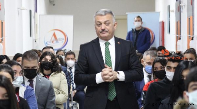 Vali Yazıcı öğrencilerle bir arada