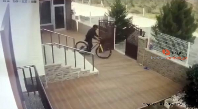 Villadan bisiklet hırsızlığı kameraya yakalandı