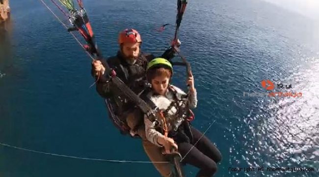 Yamaç paraşütüne misinanın dolandığı korku dolu anlar