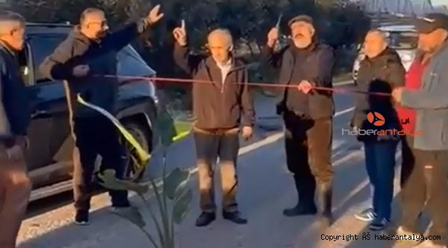 Yolda kapatılmayan çukurlara 'çiçekli saksı' ile tepki