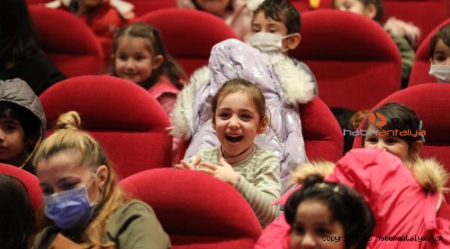 5 bin çocuk, tatilde tiyatro şenliğine koştu