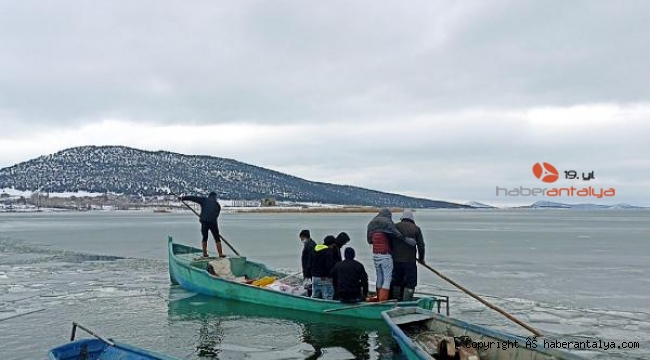 Adas sakinlerinin donan gölde zorlu yolculuğu