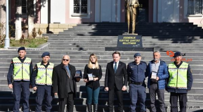 Akseki'de örnek sürücülere plaket