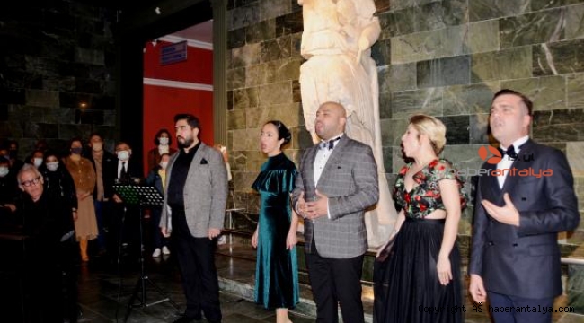 Antalya Müzesi'nde heykeller arasında opera