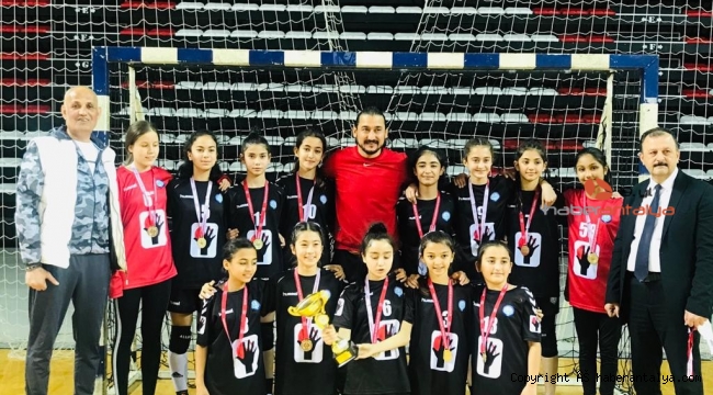 Antalya'da Nadire Konuk Ortaokulu'ndan hentbolda çifte şampiyonluk