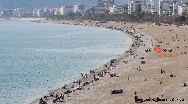 Antalya'da yaz havası; sahiller doldu