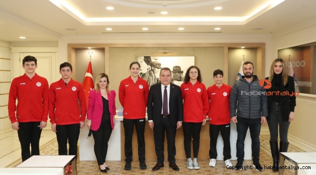 Başkan Böcek, Antalyaspor Yüzme Takımı'nı ağırladı
