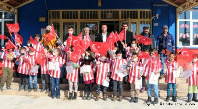 Başkan Böcek öğrencilere Antalyaspor forması hediye etti