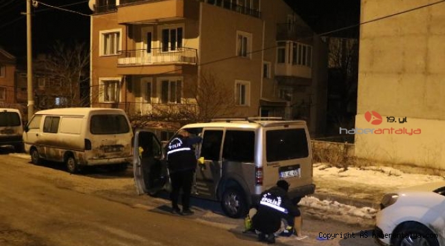 Birliktelik yaşadığı kadını ve eski kocasını pompalı tüfekle vurdu