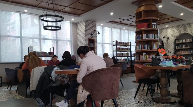 Ev hanımları, önce tekvando yapıyor, sonra kitap okuyor