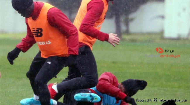 FT Antalyaspor, sağanak yağışta çalıştı