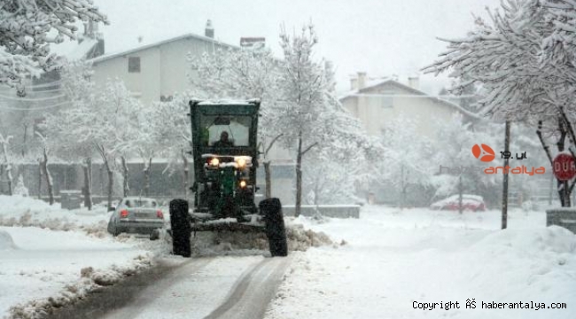 Isparta'da tekrar başlayan kar tedirgin etti