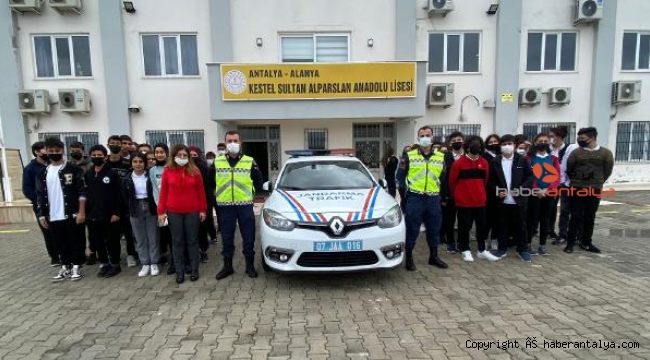 Jandarma trafik kurallarını anlattı