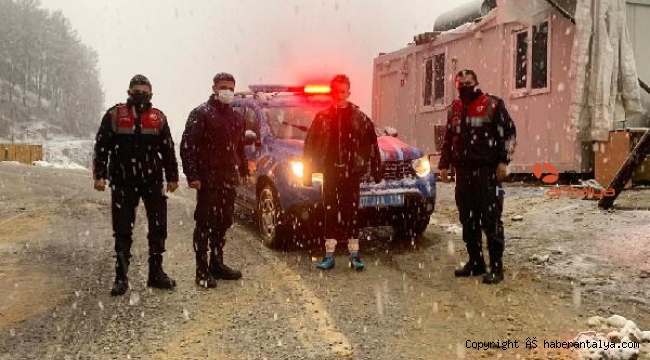 Karda mahsur kalan bisikletliyi jandarma kurtardı       
