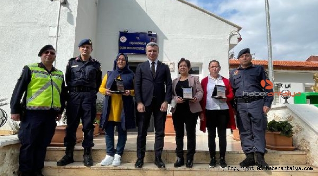 Kaş'ta örnek sürücülere plaket
