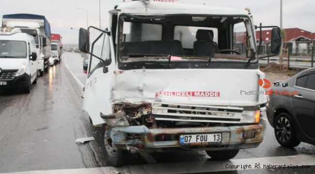 Kaza yapan tanker yol kenarına forkliftle çekildi