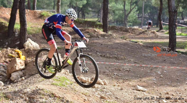 Kepez'de pedallar 120 dakika yarıştı
