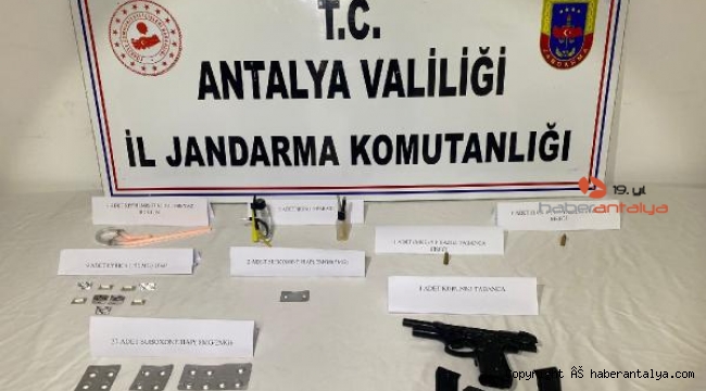 Otobüsteki yolcu uyuşturucu hap ve kurusıkı tabancayla yakalandı !