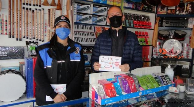 Polis sigarayı bırakma gününde broşür dağıttı