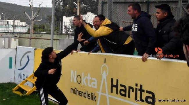 Taraftar top toplayıcısını dövdü !