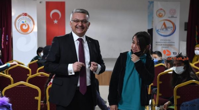 Vali Yazıcı: Gelecek için gençlerimize dokunmalıyız
