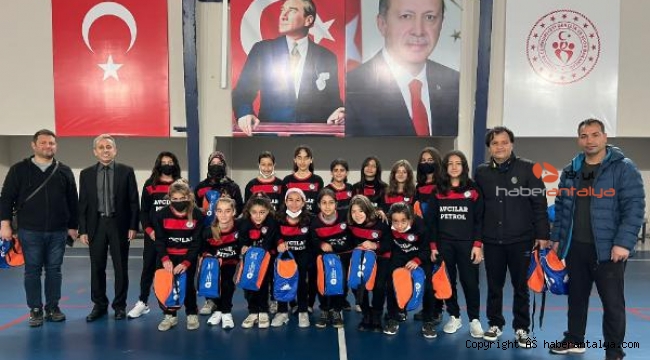 Yıldız kızlar ödüllendirildi