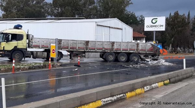 Yolcu otobüsü, akaryakıt istasyonundan çıkan TIR'a çarptı: 11 yaralı