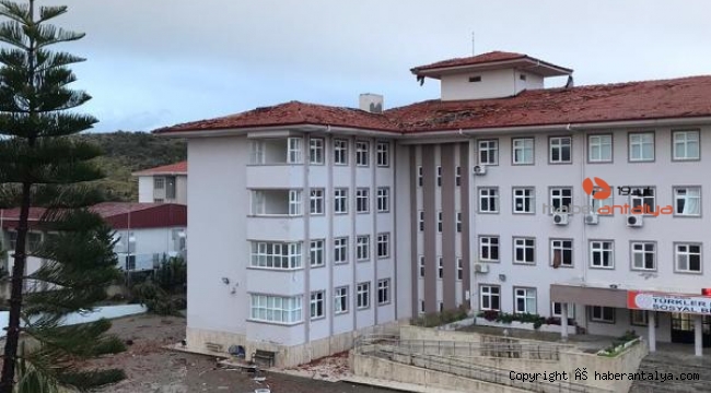 Alanya'da hortum okulu vurdu, öğrenci yaralandı