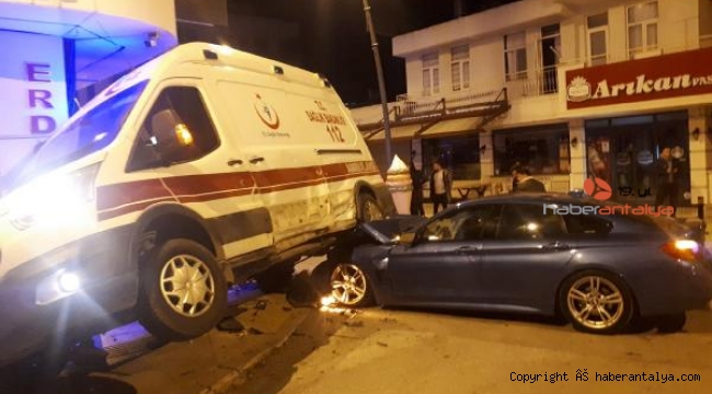 Ambulans ile otomobil çarpıştı: 3'ü sağlıkçı, 5 yaralı