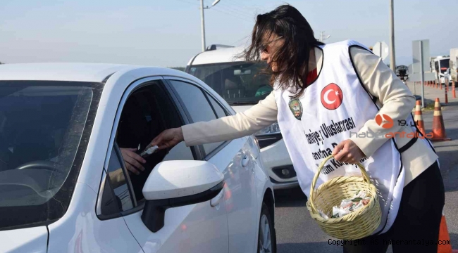 Antalya'da araç sürücülerine 5 bin paket Osmaniye fıstığı dağıtıldı