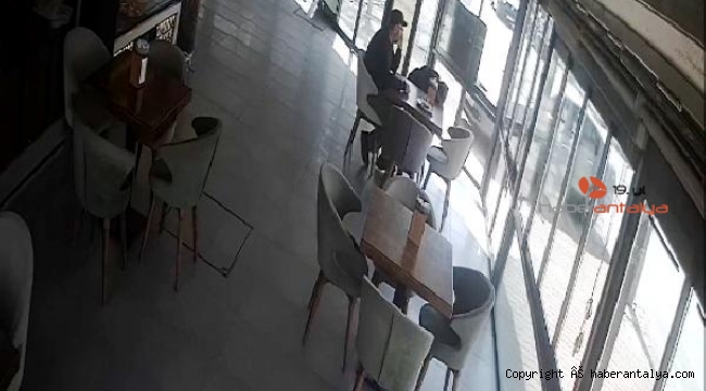 Antalya'da kontrolden çıkan otomobil fırına daldı !