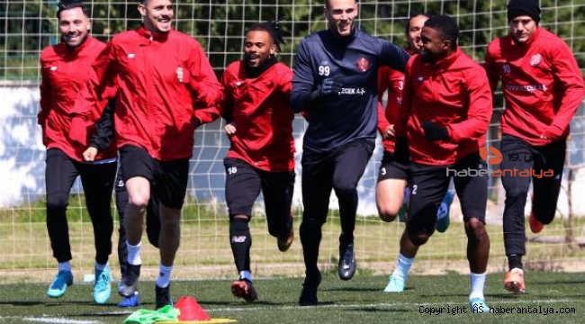 Antalyaspor'un bileği sahasında bükülmüyor