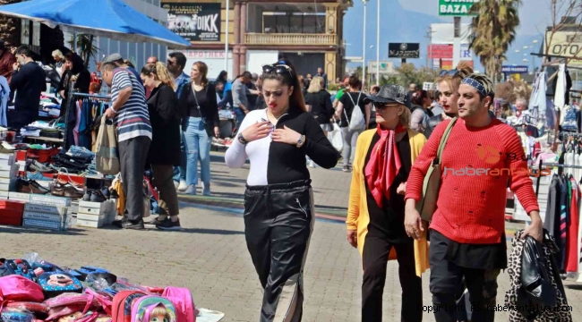 Antalya'ya akın eden İranlılar, beş yıldızlı sokak pazarında