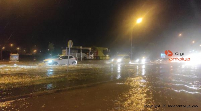 Antalya'yı şiddetli yağış ve fırtına vurdu !