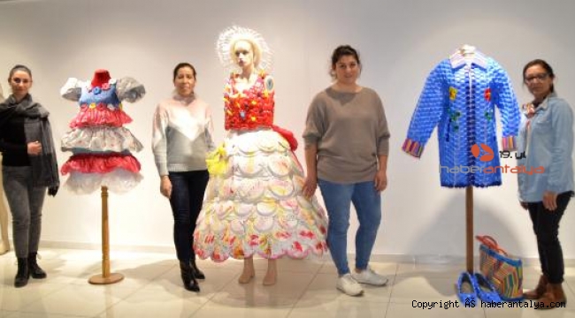 Atıktan giysiler sergisi, sanat galerisinde